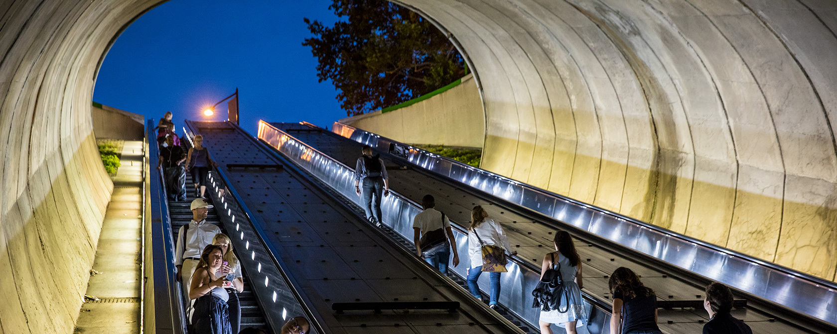 Los pasajeros del metro en la escalera mecánica en la salida norte de Dupont Circle