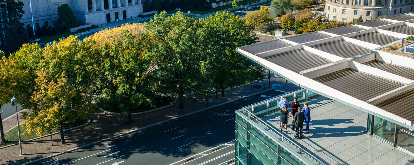 Connected Meetings — Newseum 屋顶的树木 — 可持续性