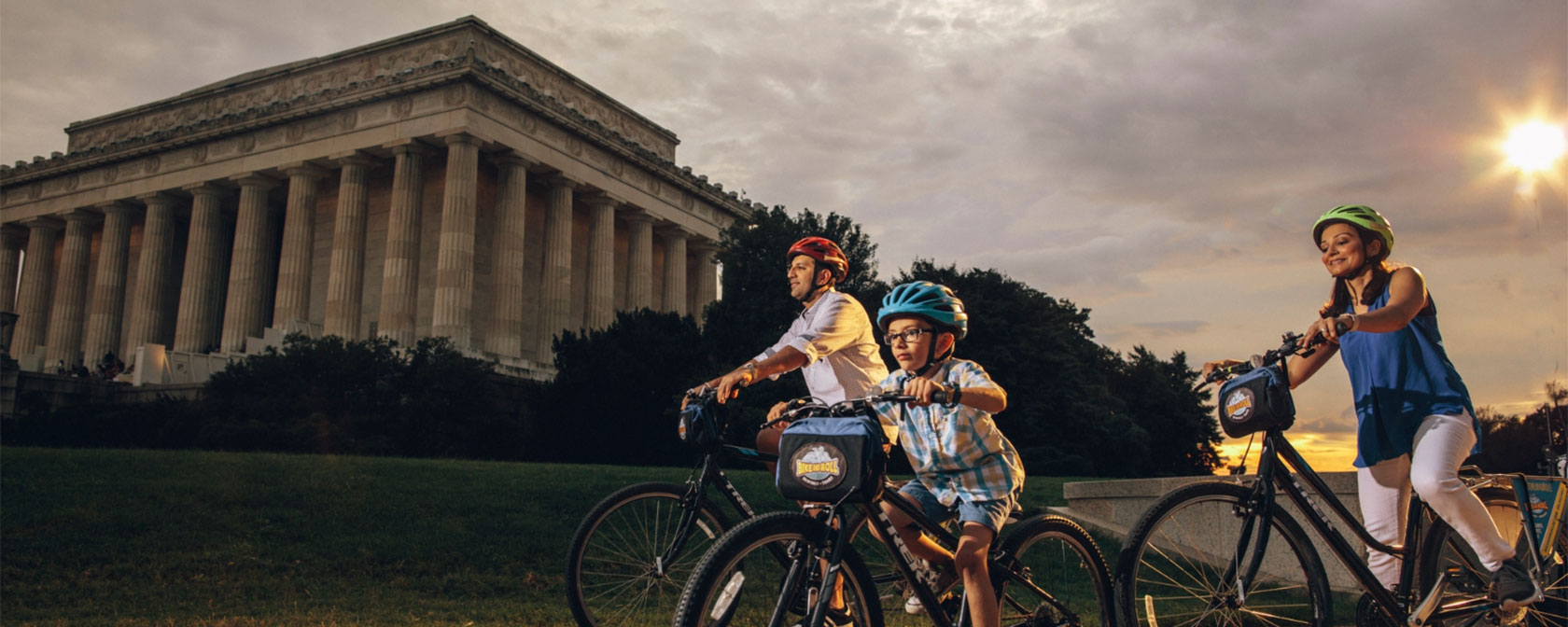 Семья на велосипеде перед мемориалом Линкольна