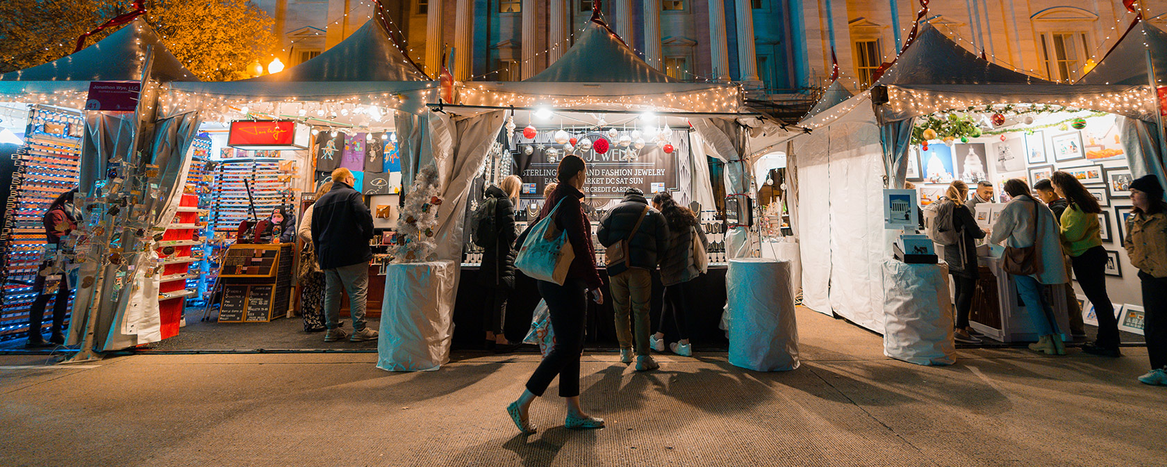 Tentes du marché de vacances du centre-ville la nuit