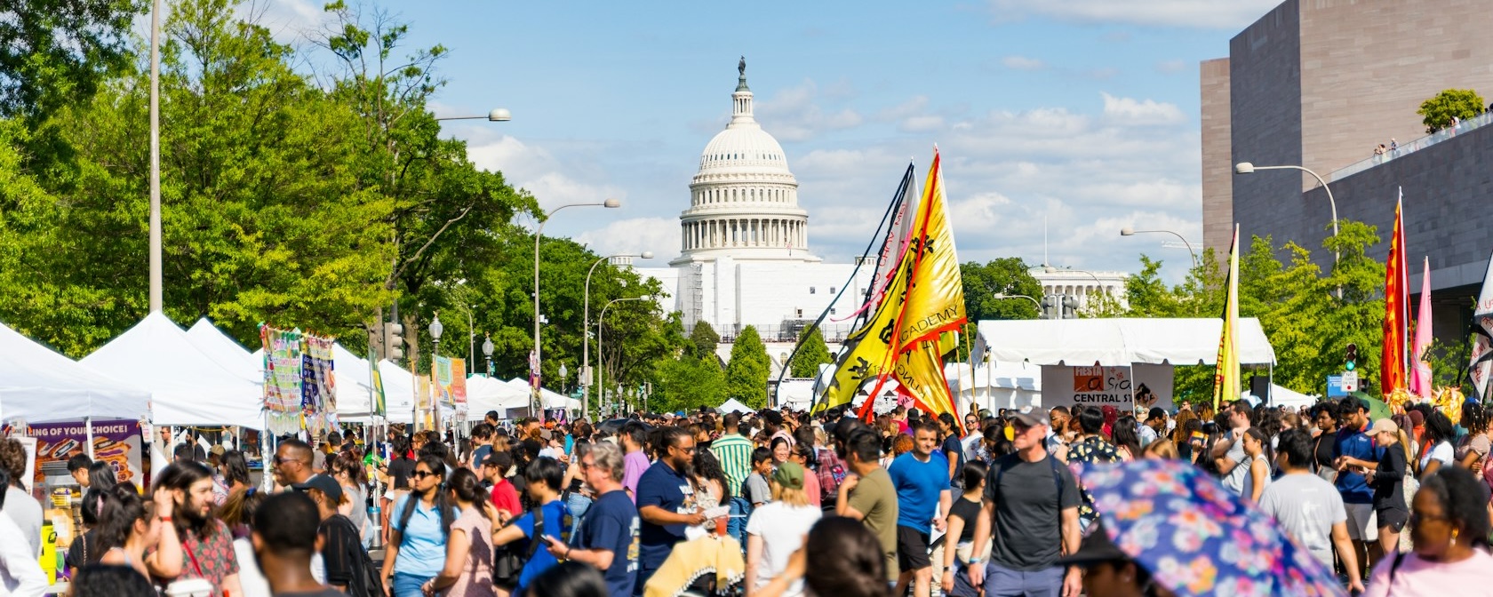Tłumy gromadzą się na festiwalu na Pennsylvania Avenue w Waszyngtonie.