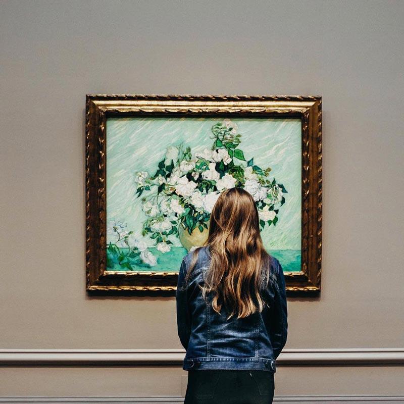 @_abbyderrick - Femme regardant les roses de Vincent Van Gogh à la National Gallery of Art - Maîtres peintres dans les musées d'art de Washington, DC