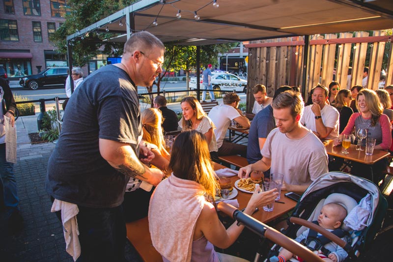 Junges Familienessen im Bluejacket am Capitol Riverfront - Familienfreundliche Restaurants in Washington, DC