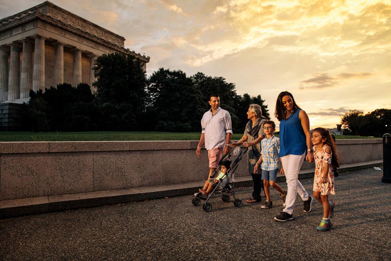 在國家廣場散步的家庭 - 如何遊覽華盛頓特區的紀念碑和紀念館