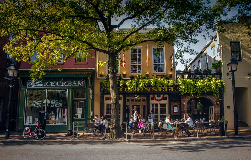 King Street nella città vecchia di Alexandria - Destinazione storica sul lungomare della Virginia vicino a Washington, DC