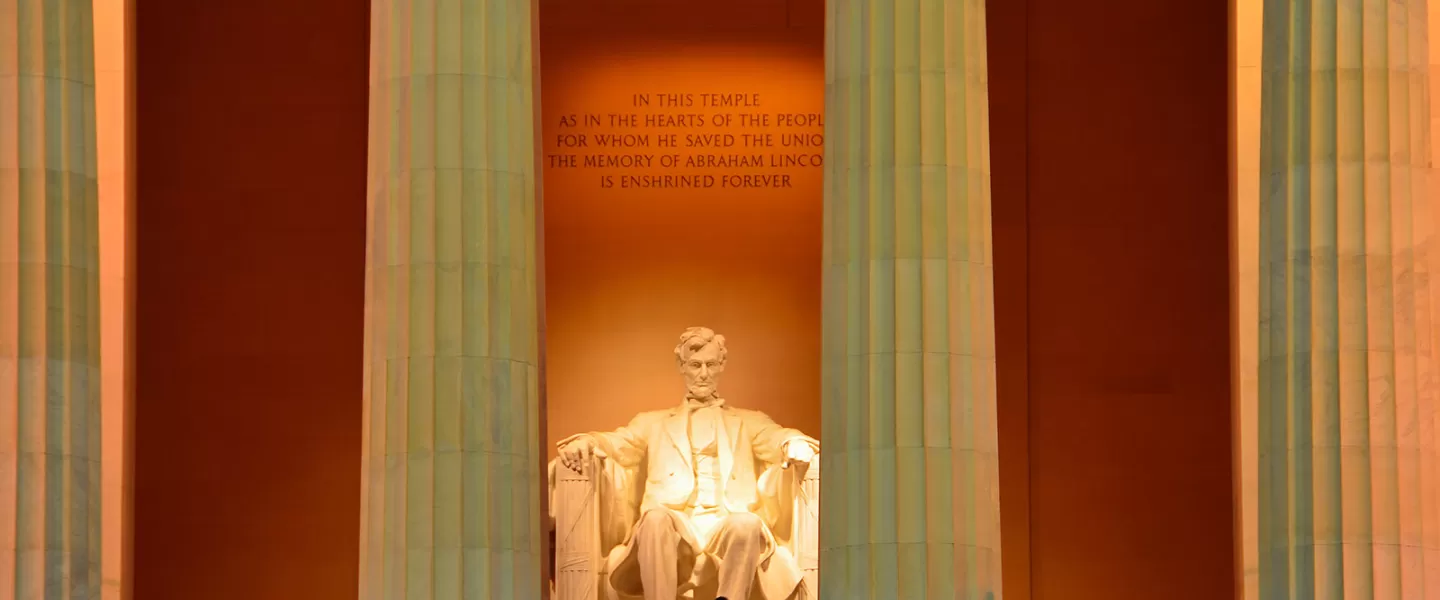 lincoln memorial statue crowded at night