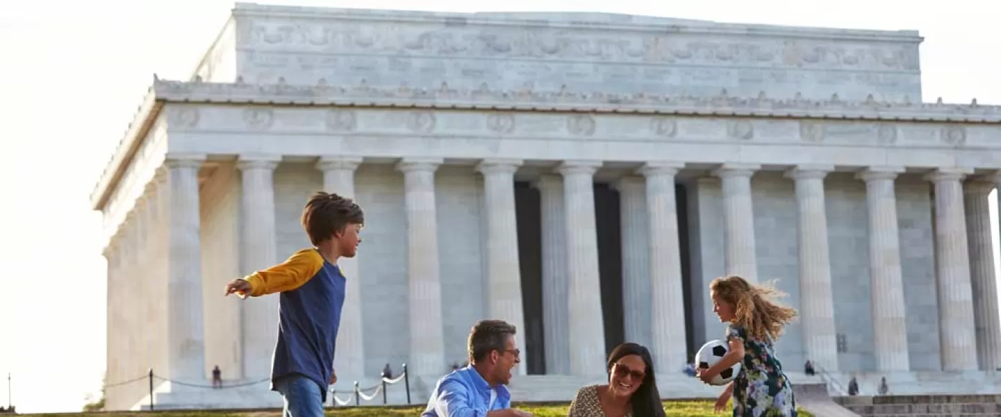 Family picnicking on National Mall by Lincoln Memorial