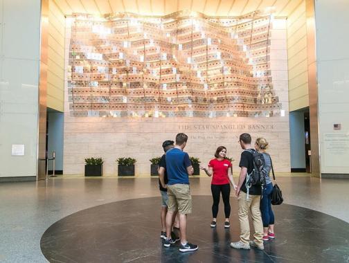 @washingtondcua - Tour guide with group in Smithsonian National Museum of American History - Free museum in Washington, DC