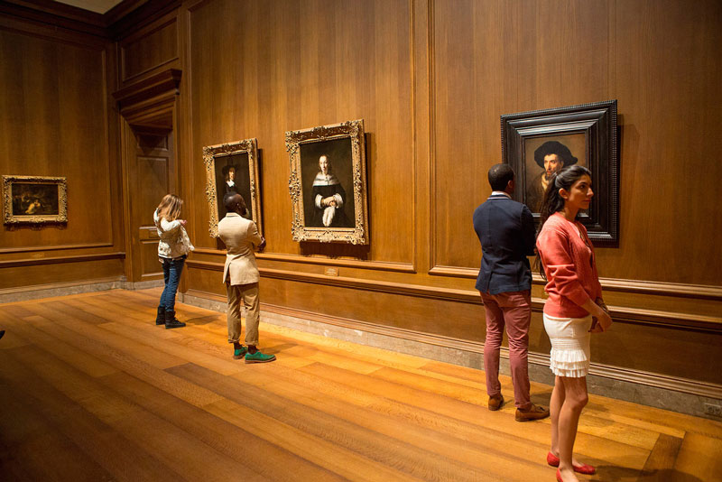 Visitantes da National Gallery of Art no National Mall - Museu de arte gratuito em Washington, DC