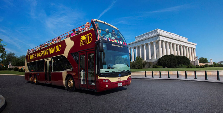 링컨 기념관 앞 빅 버스 투어 방문자-워싱턴 DC에서 할 일