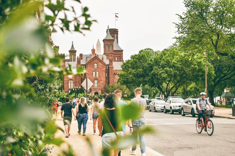 Visitantes caminhando pelo Castelo Smithsonian no National Mall em Washington, DC